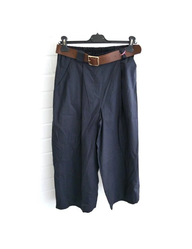 Dunkelblaue Culotte Damen Stoffhose mit braunem Gürtel auf einem Kleiderbügel vor weißer Wand