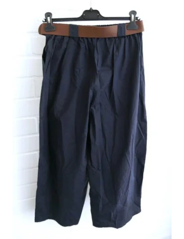 Rückansicht Dunkelblaue Culotte Damen Stoffhose mit braunem Gürtel auf einem Kleiderbügel vor weißer Wand