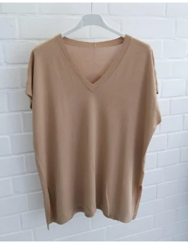 Camelfarbenes Oversize Feinstrick-Shirt für Damen mit V-Ausschnitt auf weißem Bügel