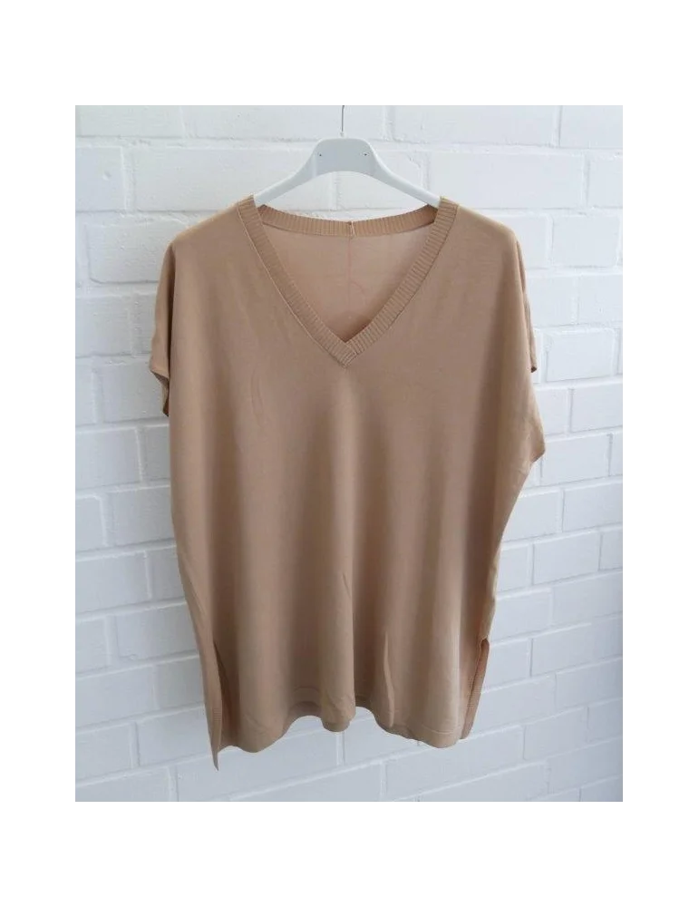 Camelfarbenes Oversize Feinstrick-Shirt für Damen mit V-Ausschnitt auf weißem Bügel