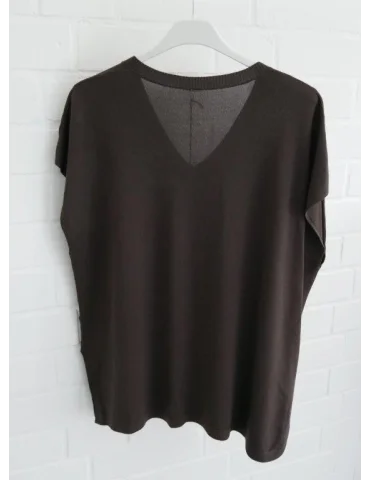 Rückansicht Braunes Oversize Feinstrick-Shirt für Damen mit V-Ausschnitt auf weißem Bügel