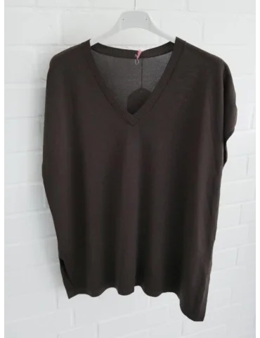 Braunes Oversize Feinstrick-Shirt für Damen mit V-Ausschnitt auf weißem Bügel