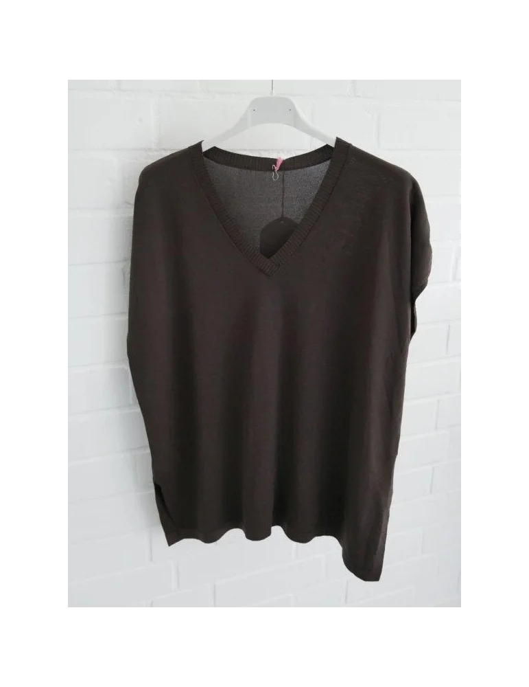 Braunes Oversize Feinstrick-Shirt für Damen mit V-Ausschnitt auf weißem Bügel