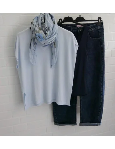 Kombination aus hellblauem Strickshirt und blauer Jeans mit passendem Blumenschal