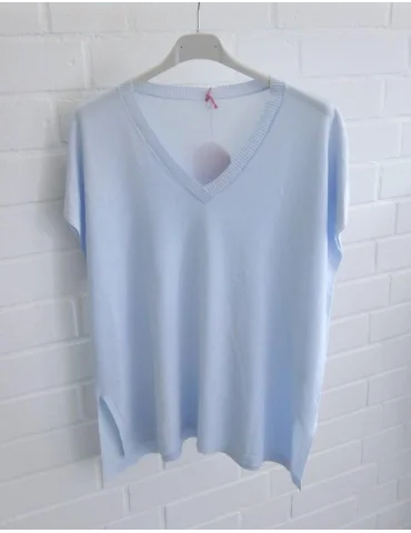Hellblaues Feinstrick-Shirt für Damen mit V-Ausschnitt auf weißem Bügel