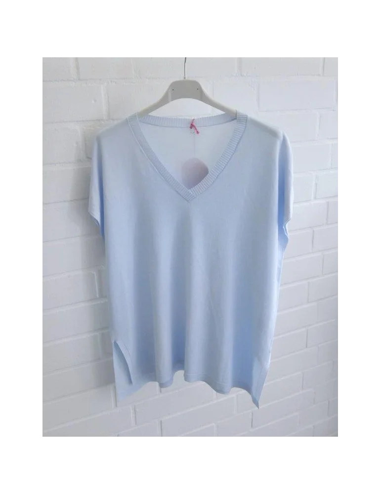 Hellblaues Feinstrick-Shirt für Damen mit V-Ausschnitt auf weißem Bügel