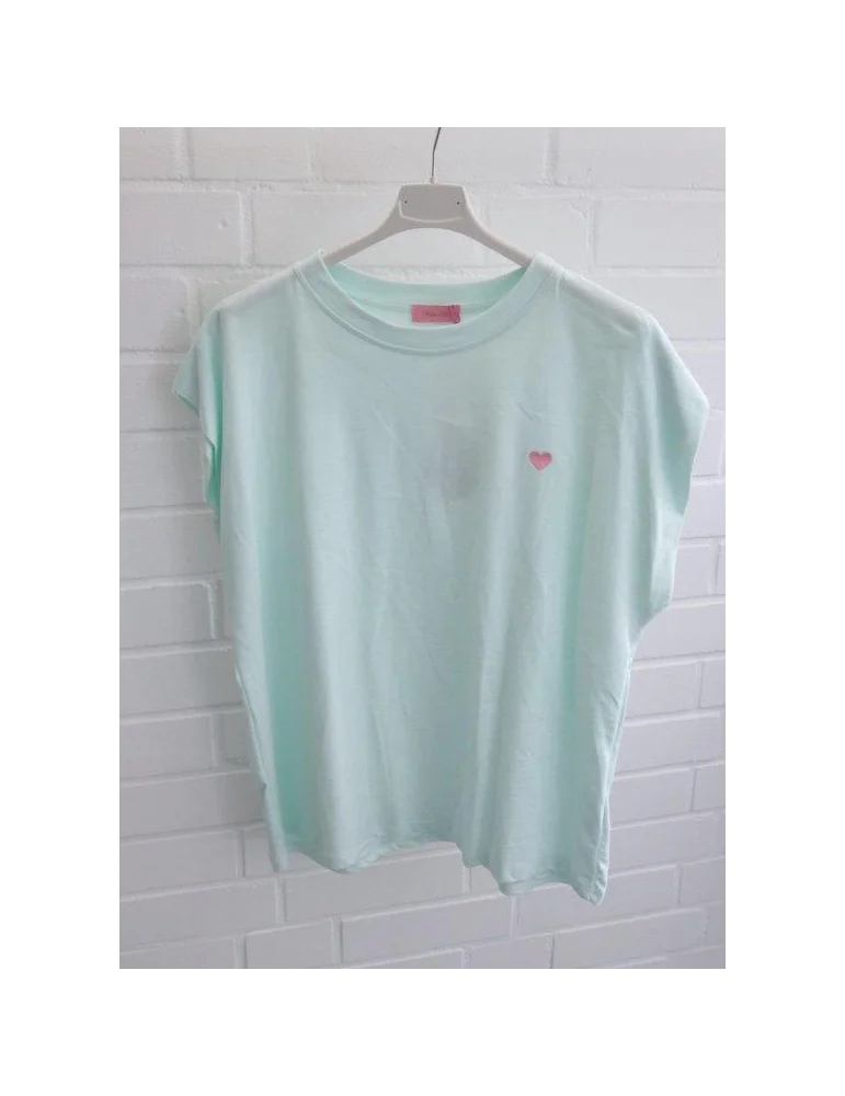 Mint Damen Oversize T-Shirt mit kleiner roter Herz-Stickerei auf weißem Bügel