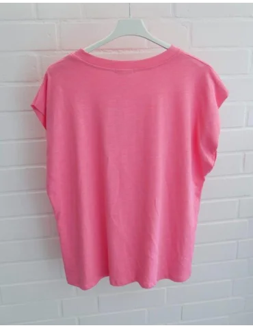 Rückansicht Pinkes Damen Oversize T-Shirt mit kleiner roter Herz-Stickerei auf weißem Bügel