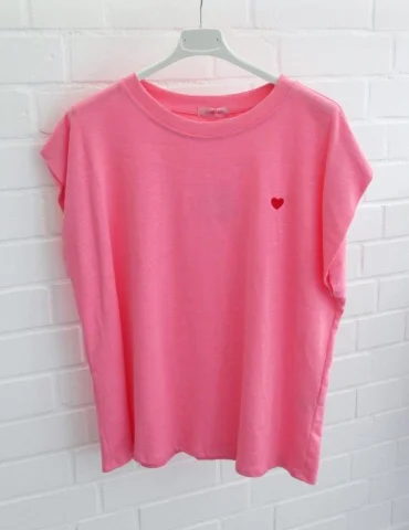 Pinkes Damen Oversize T-Shirt mit kleiner roter Herz-Stickerei auf weißem Bügel