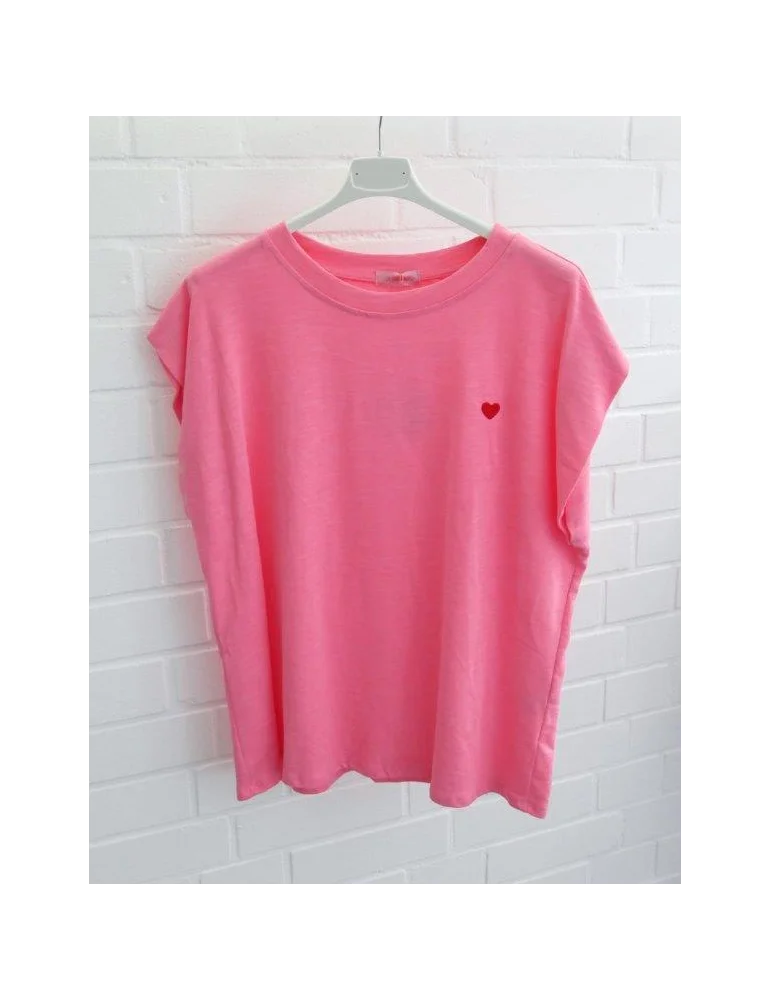 Pinkes Damen Oversize T-Shirt mit kleiner roter Herz-Stickerei auf weißem Bügel