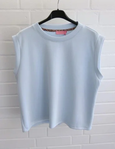 Hellblaues ärmelloses Scuba Shirt mit Rundhalsausschnitt auf schwarzem Kleiderbügel
