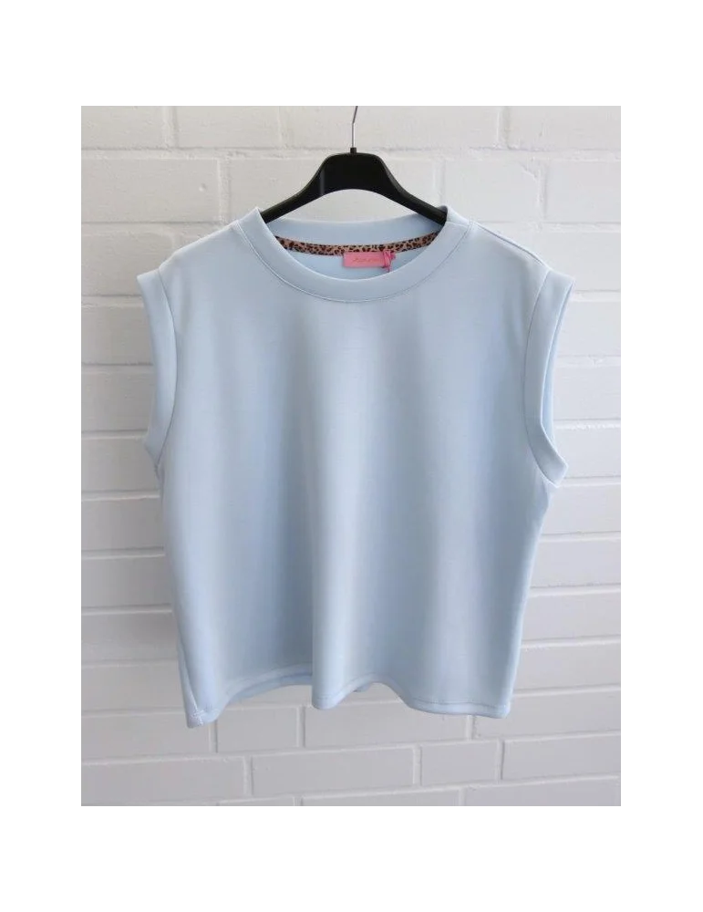 Hellblaues ärmelloses Scuba Shirt mit Rundhalsausschnitt auf schwarzem Kleiderbügel