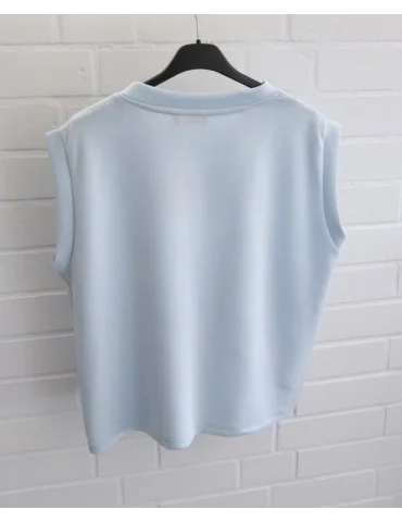Rückansicht Hellblaues ärmelloses Scuba Shirt mit Rundhalsausschnitt auf schwarzem Kleiderbügel