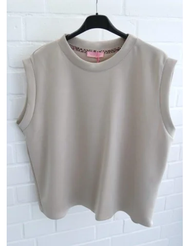 Beiges ärmelloses Scuba Shirt mit Rundhalsausschnitt auf schwarzem Kleiderbügel