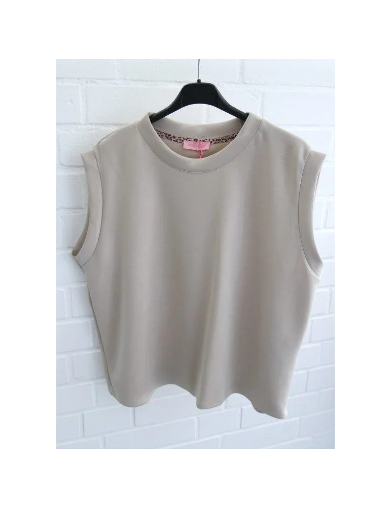 Beiges ärmelloses Scuba Shirt mit Rundhalsausschnitt auf schwarzem Kleiderbügel