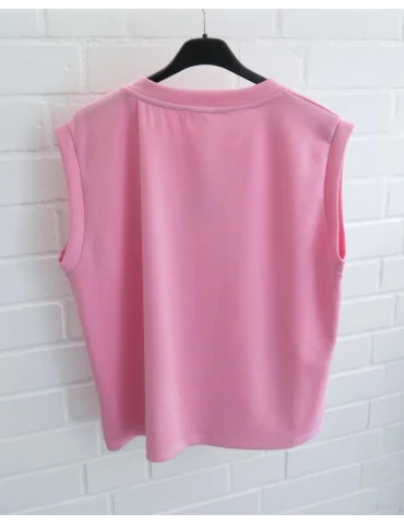 Rückansicht Pinkes ärmelloses Scuba Shirt mit Rundhalsausschnitt auf schwarzem Kleiderbügel