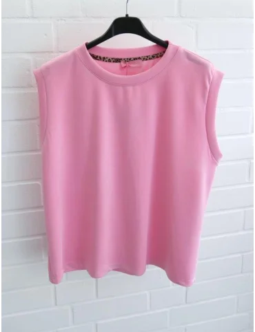 Pinkes ärmelloses Scuba Shirt mit Rundhalsausschnitt auf schwarzem Kleiderbügel