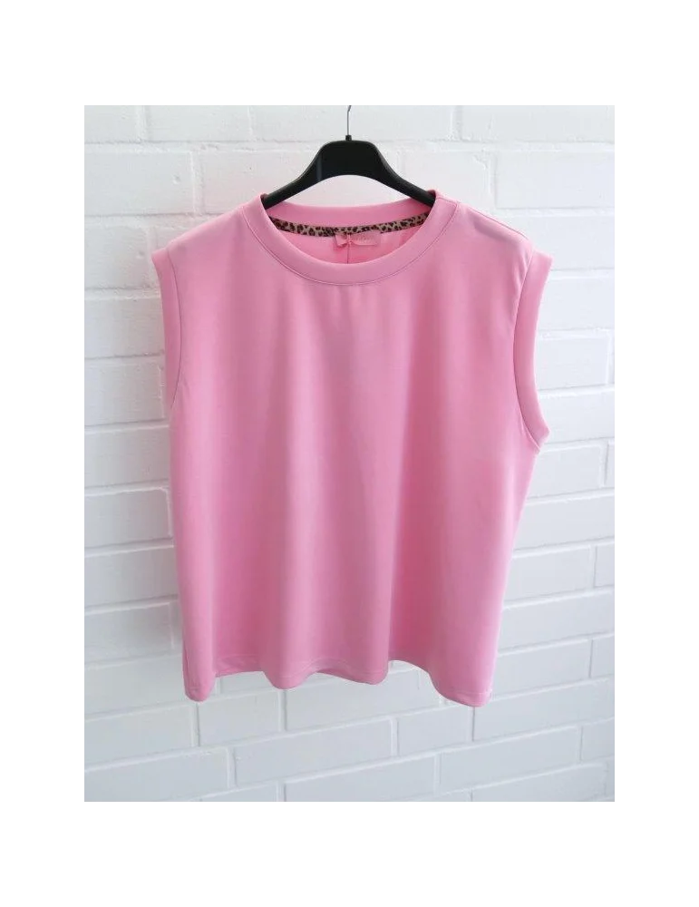 Pinkes ärmelloses Scuba Shirt mit Rundhalsausschnitt auf schwarzem Kleiderbügel