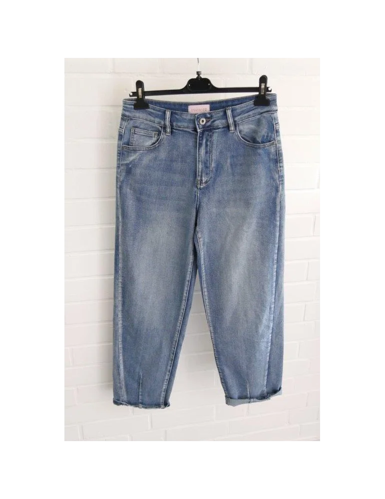 Hellblaue Damen Jeans im Mom-Fit locker hochgekrempelt mit weißen Sneakern kombiniert