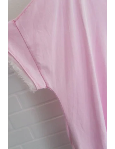 Nahaufnahme Ärmel des rosefarbenen Shirts mit Fransen