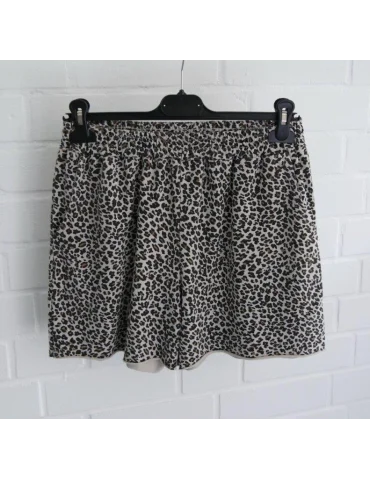Beige schwarz gemusterte Leo Jersey Shorts für Damen vor Weißer Wand
