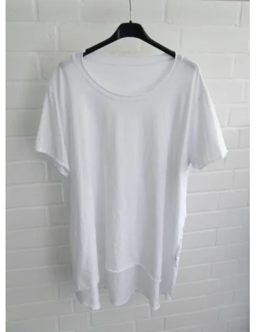 Weißes Damen Oversize Shirt vor weißer Wand