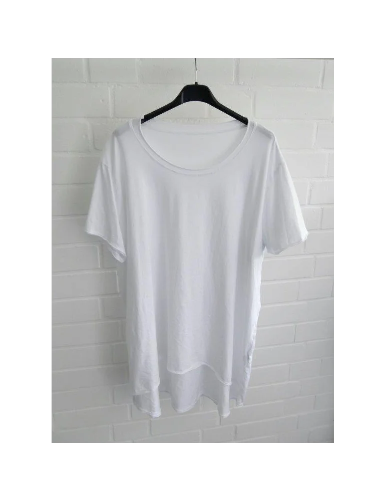 Weißes Damen Oversize Shirt vor weißer Wand