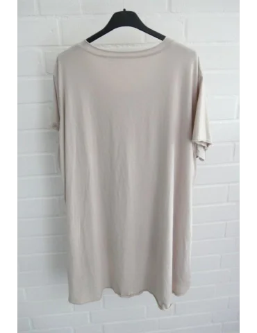 Rückansicht Beiges Damen Oversize Shirt mit Rundhals vor weißer Wand