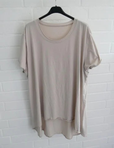 Beiges Damen Oversize Shirt mit Rundhals vor weißer Wand