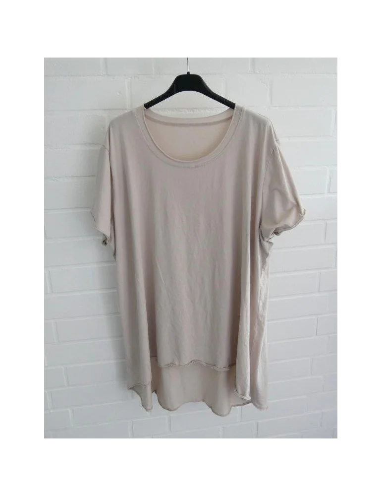 Beiges Damen Oversize Shirt mit Rundhals vor weißer Wand