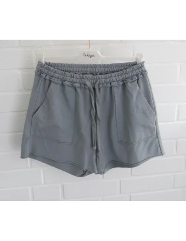 Graue Damen Sweat-Shorts mit elastischem Bund und Kordelzug auf weißem Bügel