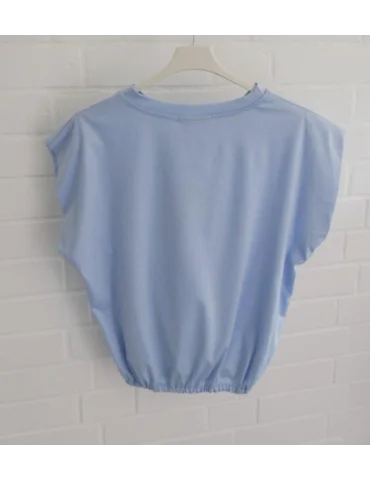 Rückansicht Hellblaues cropped Damen T-Shirt mit raffiniertem Gummizug im Bund auf weißem Bügel