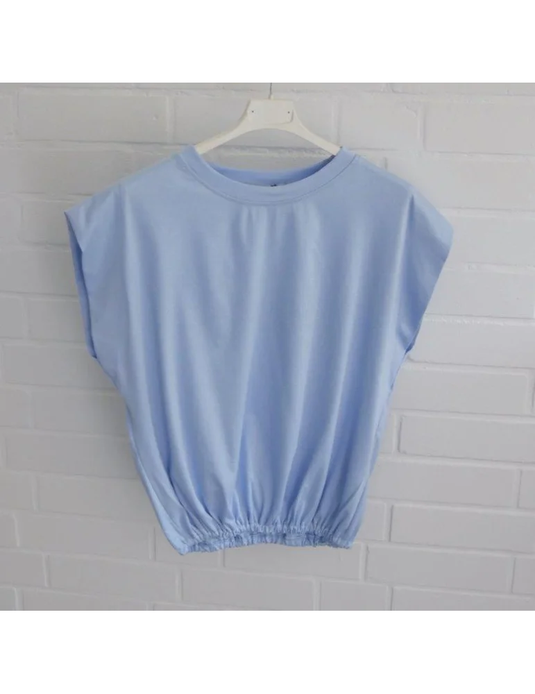 Hellblaues cropped Damen T-Shirt mit raffiniertem Gummizug im Bund auf weißem Bügel