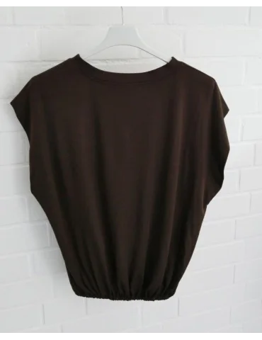 Rückansicht Braunes cropped Damen T-Shirt mit raffiniertem Gummizug im Bund auf weißem Bügel