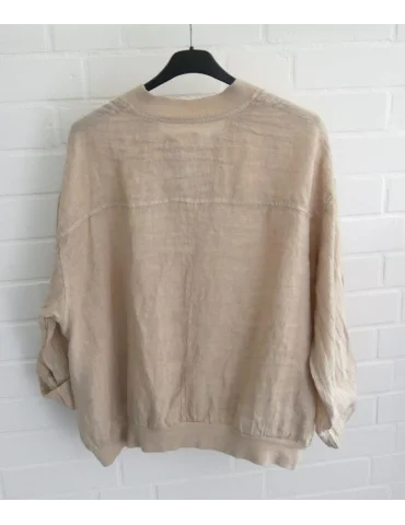 Rückansicht Beiger Damen Blusen-Blouson aus 100% Leinen auf schwarzem Kleiderbügel vor weißer Wand