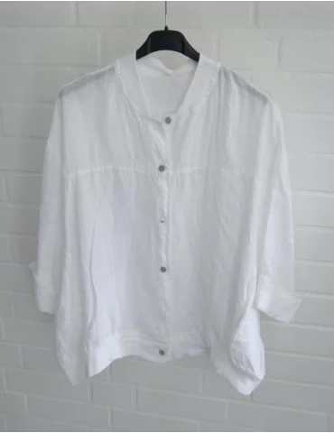Weißer Damen Blusen-Blouson aus 100% Leinen auf schwarzem Kleiderbügel vor weißer Wand