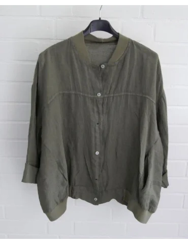Olivgrüner Damen Blusen-Blouson aus 100% Leinen auf schwarzem Kleiderbügel vor weißer Wand
