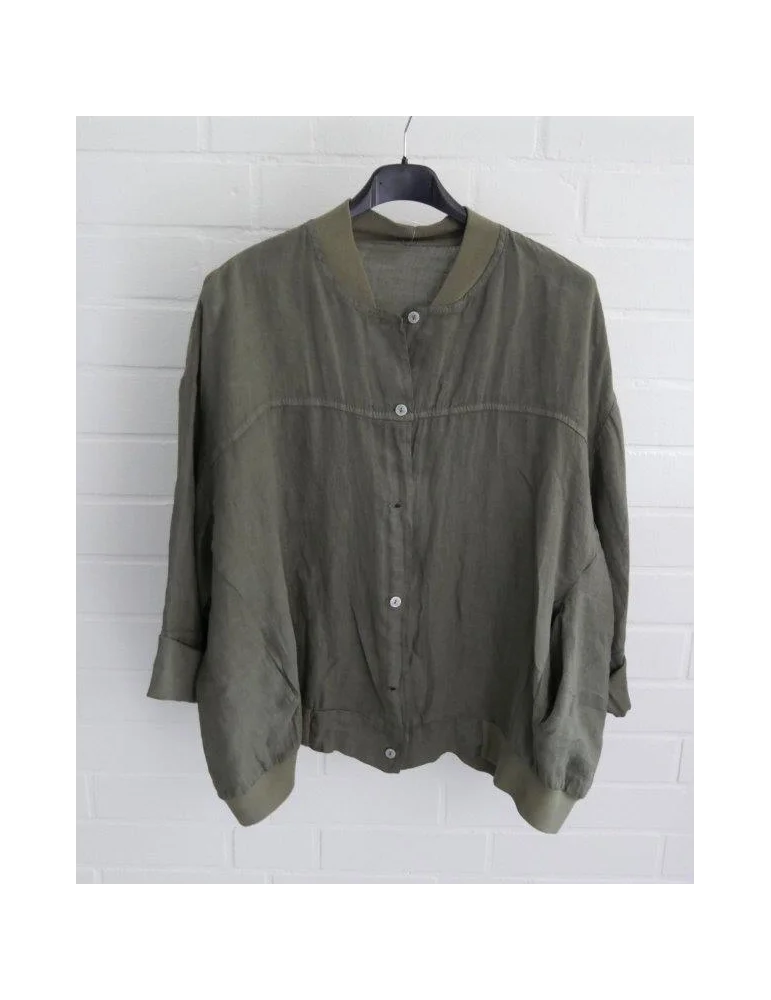 Olivgrüner Damen Blusen-Blouson aus 100% Leinen auf schwarzem Kleiderbügel vor weißer Wand