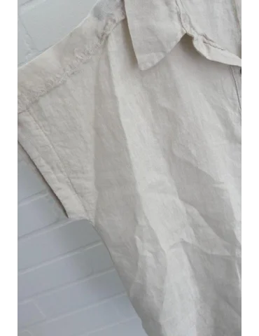 Nahaufnahme Ärmel der beigen Bluse mit Polokragen