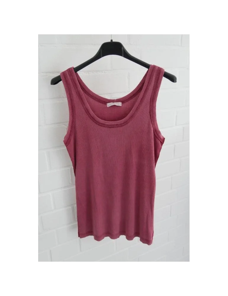 Weinrotes Damen Ripp-Tanktop mit Vintage-Waschung auf schwarzem Kleiderbügel