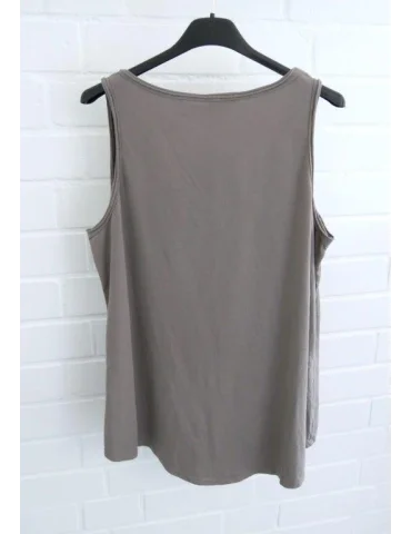 Rückansicht Damen Basic Tops mit V-Ausschnitt in schlamm auf Kleiderbügeln