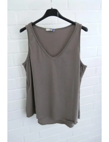 Damen Basic Tops mit V-Ausschnitt in schlamm auf Kleiderbügeln
