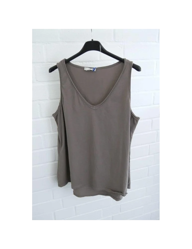 Damen Basic Tops mit V-Ausschnitt in schlamm auf Kleiderbügeln