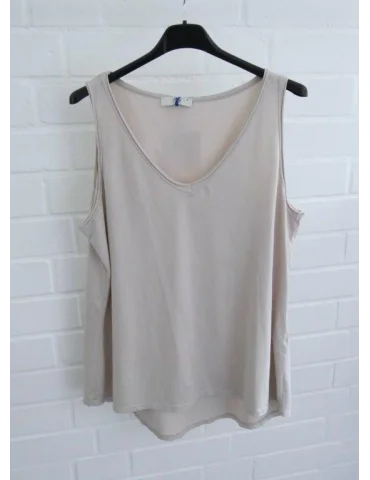 Damen Basic Tops mit V-Ausschnitt in beige auf Kleiderbügeln