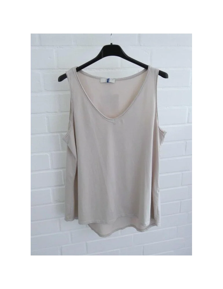 Damen Basic Tops mit V-Ausschnitt in beige auf Kleiderbügeln
