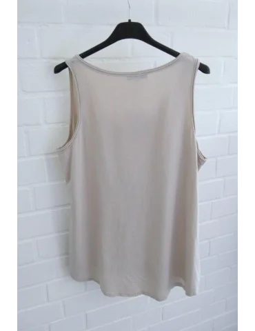 Rückansicht Damen Basic Tops mit V-Ausschnitt in beige auf Kleiderbügeln