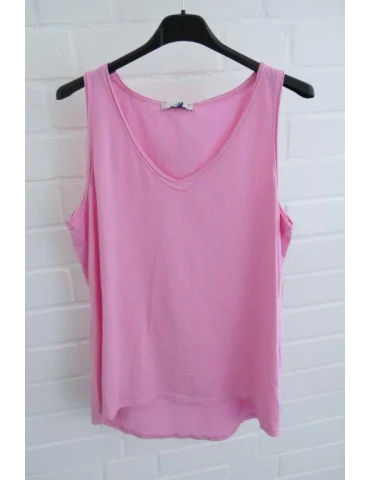 Damen Basic Tops mit V-Ausschnitt in pink auf Kleiderbügeln