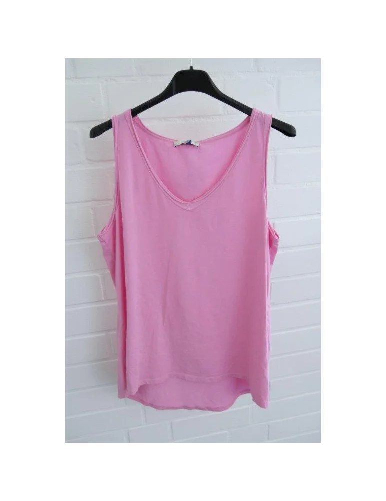 Damen Basic Tops mit V-Ausschnitt in pink auf Kleiderbügeln