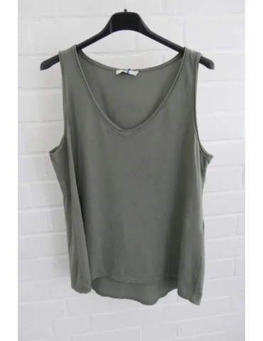 Damen Basic Tops mit V-Ausschnitt in oliv auf Kleiderbügeln