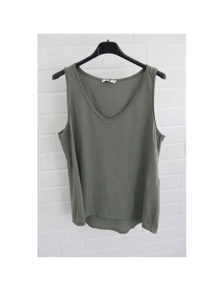 Damen Basic Tops mit V-Ausschnitt in oliv auf Kleiderbügeln